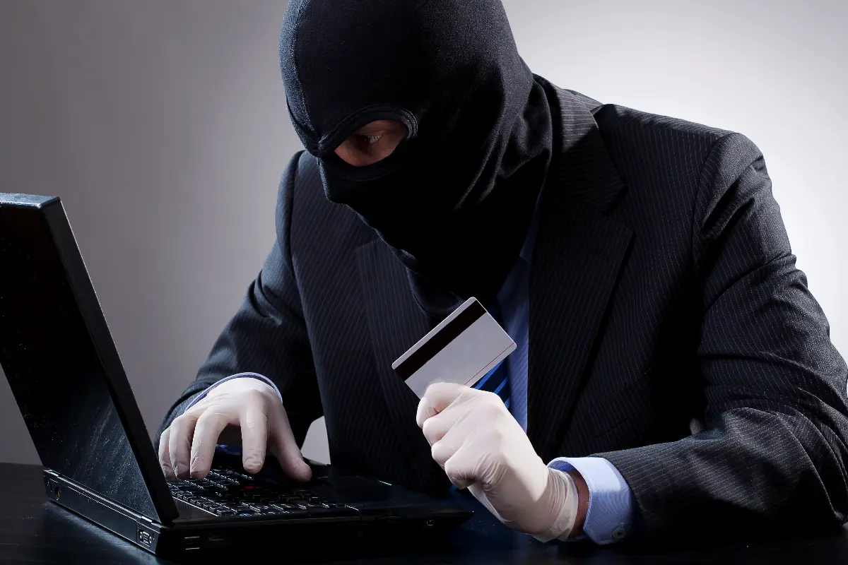 Código Penal 484g PC - Uso fraudulento de una tarjeta de crédito